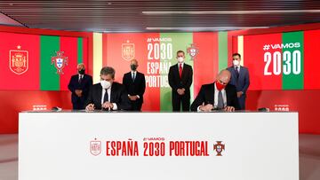 04/06/21 España y Portugal sellan el compromiso para optar a la organización del Mundial 2030
Los presidentes de la RFEF, Luis Rubiales, y el máximo responsable de la Federación Portuguesa de Fútbol, Fernando Soares Gomes da Silva han suscrito este viernes en Madrid el acuerdo de ratificación por el ambas entidades optarán a la organización de la Copa Mundial de la FIFA en el año 2030. ante la presencia en Madrid de los Jefes de Estado y de Gobierno de ambas naciones ibéricas