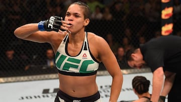 Amanda Nunes pelea con Valentina Shevchenko en el UFC 215.