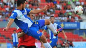 <b>EN EL AIRE. </b>Albín se eleva acrobáticamente para tocar un balón. Ayer, el choque no tuvo demasiadas acrobacias y lo ganó el Mallorca.