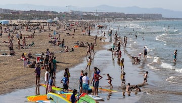 Aglomeraci&oacute;n de personas en playa de la Malvarrosa durante la fase 2 de la desescalada en la pandemia de coronavirus COVID19. En Valencia, Espa&ntilde;a, a 3 de junio de 2020.
