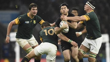 El neozelandés Nehe Milner-Skudder es placado por los sudafricanos Francois Louw y Handre Pollard durante el partido de semifinales de la Copa del Mundo de Rugby 2015 entre Nueva Zelanda y Sudáfrica.