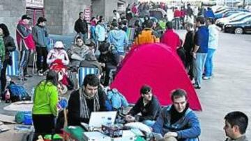 Seguidores rojiblancos acampados frente a San Mamés