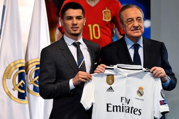 Former Manchester City's Spanish midfielder Brahim Diaz (L) holds his new jersey with Real Madrid's president Florentino Perez during his oficial presentation as Real Madrid's player at the Santiago Bernabeu stadium in Madrid on January 7, 2019. - Real Ma