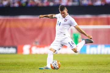 Nacido en Texas, posee ambas nacionalidades, mexicana y estadounidense. Nunca fue considerado por el ‘Tri’, por lo que representa a US Soccer.