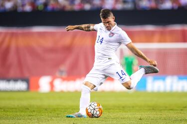 Nacido en Texas, posee ambas nacionalidades, mexicana y estadounidense. Nunca fue considerado por el ‘Tri’, por lo que representa a US Soccer.
