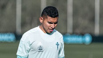 Orbel&iacute;n Pineda durante un entrenamiento con el Celta.