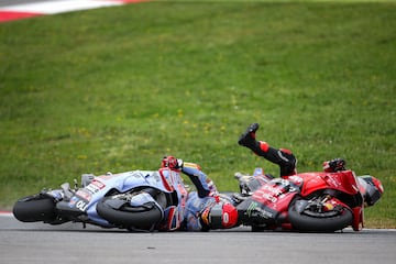 Así fue la caída de Márquez y Bagnaia