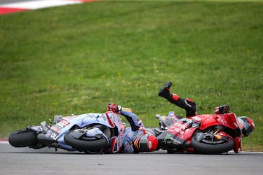Así fue la caída de Márquez y Bagnaia