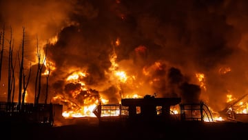 Depósito de petróleo de Shahran, en Teherán, bajo las llamas tras los ataques del 8 de marzo de 2026. La destrucción de este nodo logístico no es solo un golpe militar contra el régimen; es una maniobra de asfixia directa sobre la capacidad exportadora de Irán, cortando una de las arterias energéticas fundamentales que alimentan la economía de China.