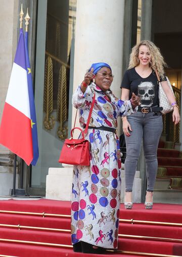 La madre Paul Pogba, Yeo, llega a la recepción en el Palacio del Elíseo.
