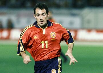 Debutó en el histórico 9-0 de España a Austria en el partido de clasificación para la Eurocopa de 2000. Marcó su primer gol con la selección en un amistoso en Varsovia frente a Polonia.