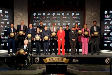 Foto de familia de los galardonados en la cuarta edicin del Hall of Fame del baloncesto espa?ol.