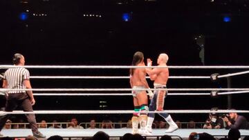 Momento en que Santos Escobar enfrenta a Cody Rhodes por el Campeonato Indiscutible de la WWE.