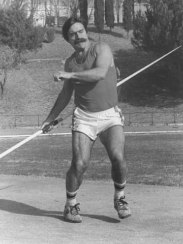 En 1956 estableció la plusmarca mundial de jabalina en 82'80m con una técnica adaptada por Félix Erausquin en el lanzamiento de barra vasca. Posteriormente, de la Quadra-Salcedo traspasaría en varias ocasiones la barrera de los 100m, quedando su máxima marca en 112'30m. Pero ante la peligrosidad que ofrecía esta técnica para lanzadores inexpertos, la IAAF se vio en la obligación de modificar el reglamento por dos veces, incluyendo que ni el lanzador ni la jabalina podían estar orientados en ningún momento de espaldas a la zona de lanzamiento. Esta marca no se homologó pese a ser la modificación posterior al lanzamiento. Actualmente, el récord en jabalina lo posee el checo Jan Železný con un lanzamiento de 98.48 metros establecido en 1996.