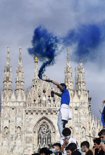 Cientos de personas, sin ninguna distancia de seguridad, celebran en la Piazza Duomo de Milán el campeonato de la liga italiana.