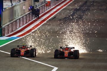 Los pilotos de Ferrari, Carlos Sainz y Charles Leclerc, pelean  por la posición en la pista durante el Gran Premio de F1. 