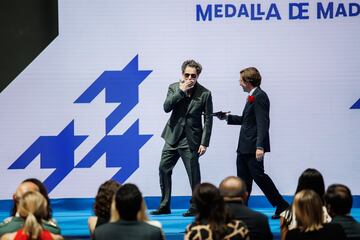 El alcalde de Madrid, José Luis Martínez-Almeida, entrega la medalla al cantante Andrés Calamaro.