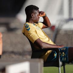 Mfulu mira al Tenerife: "Los derbis se ganan"