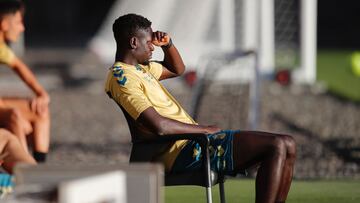 Omenuke Mfulu, jugador de la UD Las Palmas, visualiza una sesi&oacute;n de entrenamiento.