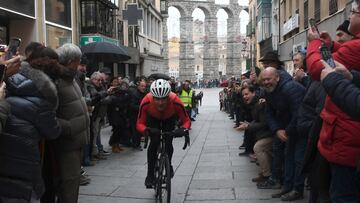 SEGOVIA, 25/12/2025.- El exciclista profesinal Pedro Delgado durante su participación en la 90 edición de la Carrera del Pavo celebrada este jueves, día de Navidad, en Segovia. EFE/Pablo Martín