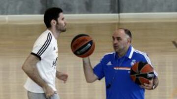 Pablo Laso, en un entrenamiento junto a Rudy Fernández.