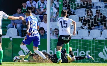 Parera, del Racing, se lanza a los pies de Derik, de la Ponferradina.