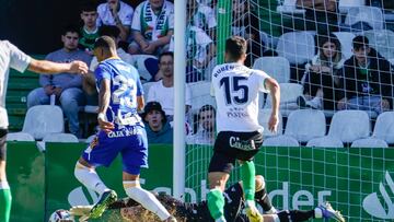 Parera, del Racing, se lanza a los pies de Derik, de la Ponferradina.