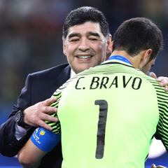 El día que Maradona consoló a Bravo en la Copa Confederaciones