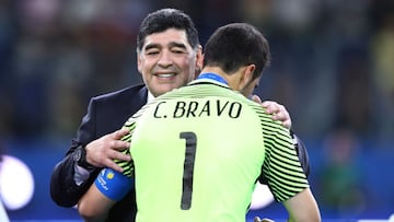 El día que Maradona consoló a Bravo en la Copa Confederaciones