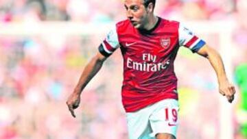 Cazorla conduce el balón.