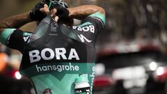 El ciclista alem&aacute;n del Bora-Hansgrohe Michael Schwartzmann carga bidones de agua durante la tercera etapa de la Vuelta a Espa&ntilde;a 2018.