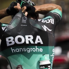 La UCI impondrá más multas a quien tire los bidones