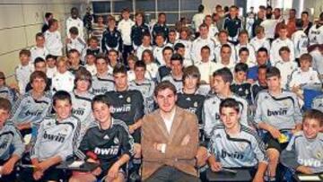 <b>FOTO HISTÓRICA. </b>Casillas, al final de la charla con los 35 porteros que tiene la cantera del Madrid, se hizo una foto con todos ellos.