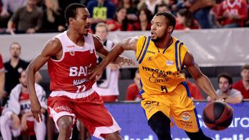 GRAF1216. MANRESA (BARCELONA), 04/11/2018.- El base estadounidense del Herbalife Gran Canaria Clevin Hannah (d), en ataque ante el escolta estadounidense del Baxi Manresa Alex Renfroe (i), durante el partido de Liga Endesa disputado hoy en el Nou Congost de Manresa (Barcelona). EFE/Susanna Sáez