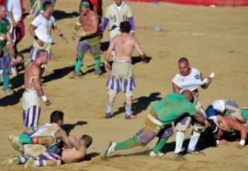 El equipo blanco contra el verde disputan el partido ataviados con las ropas tradicionales.