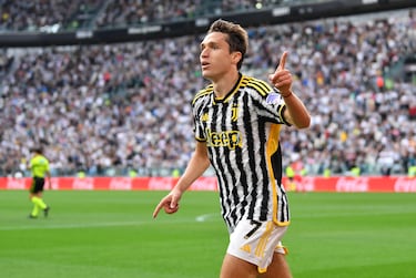 El extremo nacido en Génova dio el salto definitivo cuando la Juventus cerró su fichaje desde la Fiorentina en octubre de 2020. El traspaso se estructuró como una cesión con obligación de compra por 40 millones de euros, más variables que elevaron la operación final hasta los 44,6 millones, convirtiéndose en uno de los movimientos más caros entre clubes italianos. Chiesa, veloz y decisivo, explotó en Turín con goles clave, como en la Champions y la Eurocopa 2020 con la Azzurra. A pesar de lesiones graves, se consolidó como uno de los atacantes más desequilibrantes de la Serie A. Sin embargo, estas lesiones no han dejado ver al mejor Chiesa con regularidad. En la actualidad forma parte de la plantilla del Liverpool, donde cuenta con pocas oportunidades.