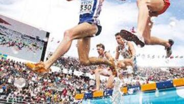 <b>POR LOS AIRES. </b>El catalán José Luis Blanco, a la derecha, al paso de la ría en las semifinales.