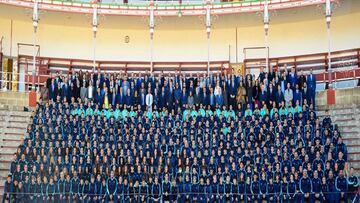 Foto de familia de toda la plantilla de jugadores directivos y empleados del Cádiz..