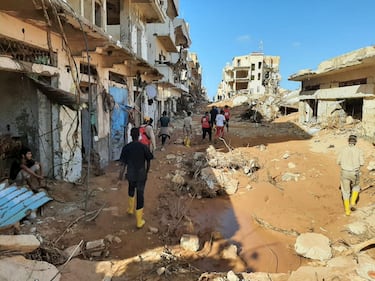 Miembros de la Media Luna Roja Libia en Ajdabiya trabajan en una zona afectada por las inundaciones en Derna.