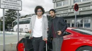 DOLORIDO. Arda se baja del coche junto con su asistente personal Ata en la clínica FREMAP.