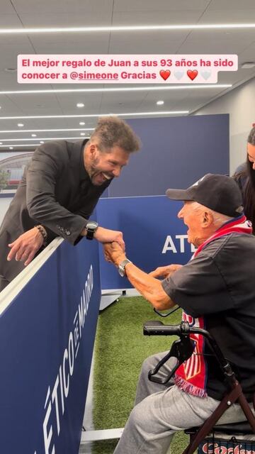 Simeone saluda a Juan tras el partido. | Foto: @adopta1abuelo