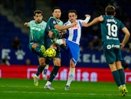 BARCELONA, 30/01/2026.- El delantero del Espanyol, Kike García (d), disputa el balón ante los jugadores del Alavés, Facundo Garcés (2i) y Jonny Otto, durante el encuentro correspondiente a la jornada 22 de Laliga EA Sports que disputan hoy viernes Espanyol y Alavés en el estadio RCDE Stadium, en Barcelona. EFE / Alejandro García.