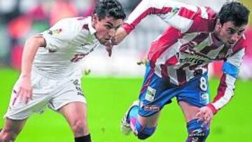 <b>CODICIADO. </b>M¨ªchel, persiguiendo a Navas en el partido de El Molin¨®n ante el Sevilla.