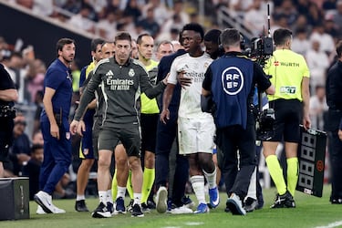 Antonio Rüdiger tuvo que llevarse al jugador argentino para que la situación no fuera a más.