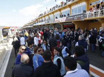 Ambiente motero y chicas guapas en el circuito Ricardo Tormo