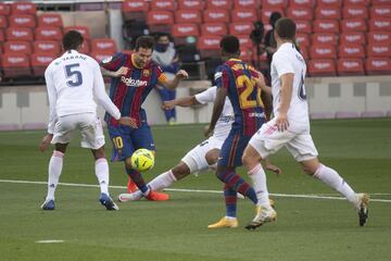 ¡Cayó Messi dentro del área en una acción con Casemiro!