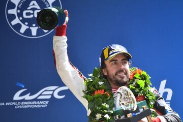 En el Mundial de Resistencia encontró un coche dominador y la única competencia de sus compañeros en Toyota. El paso lógico para alguien que se marcha de la F1 es el WEC y el de Alonso aún más al estar ahí uno de sus grandes nuevos objetivos, las 24 Horas de Le Mans. Y a falta de una, la ganó dos veces. La primera con una soberbia actuación durante la noche en 2018, y la segunda en 2019 de imprevisto por la mala suerte del otro Toyota. De paso, también se proclamó campeón del mundo de Resistencia. 