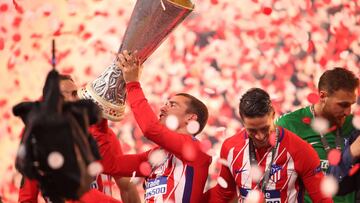 LYON, FRANCE - MAY 16: Antoine Griezmann of Atletico Madrid lifts the trophy at the end of the UEFA Europa League Final between Olympique de Marseille and Club Atletico de Madrid at Stade de Lyon on May 16, 2018 in Lyon, France. (Photo by Robbie Jay Barr