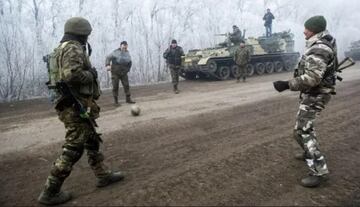 Varios soldados ucranianos juegan al fútbol durante una pausa en los combates.