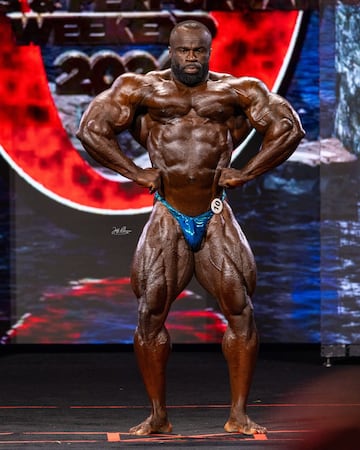 El representante de Reino Unido, el nigeriano Samson Dauda ha ganado el Mr. Olympia 2024. Nacido el 11 de marzo de 1992 en Nigeria comenzó su viaje en el culturismo en 2014, compitiendo en su primer espectáculo local en el Reino Unido.